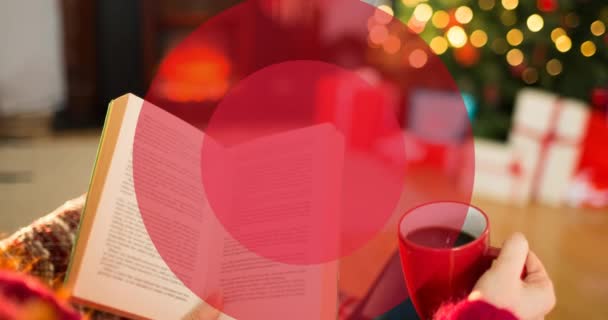 动画有一个快乐而明亮的圣诞节文本在书和树的背景上 圣诞节 传统和庆祝概念数字制作的视频 — 图库视频影像