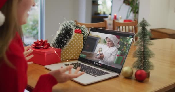 圣诞节期间 快乐的高加索女人和儿子在电视上通话 圣诞节 节日和通信技术 — 图库视频影像
