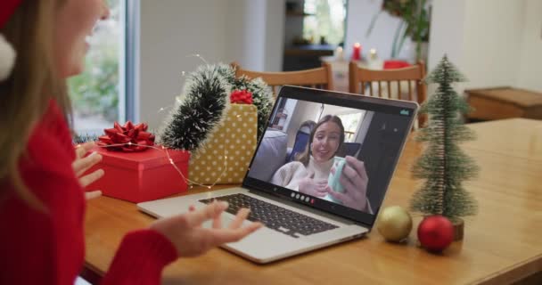 Mulher Caucasiana Feliz Videochamada Com Amiga Natal Natal Festividade Tecnologia — Vídeo de Stock