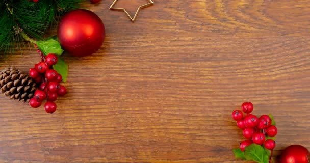 动画的诺埃尔圣诞文字和装饰的木制背景 圣诞节 传统和冬季庆祝概念数字制作的视频 — 图库视频影像