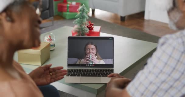 Щаслива Афроамериканська Старша Пара Відеодзвінок Подругою Різдво Різдвяні Святкові Комунікаційні — стокове відео