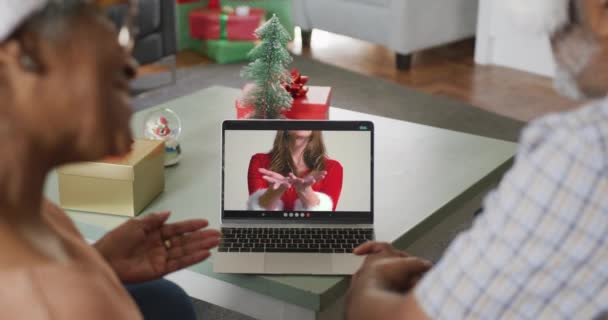 快乐的非洲裔美国老年夫妇在圣诞节与女性朋友的视频通话 圣诞节 节日和通信技术 — 图库视频影像