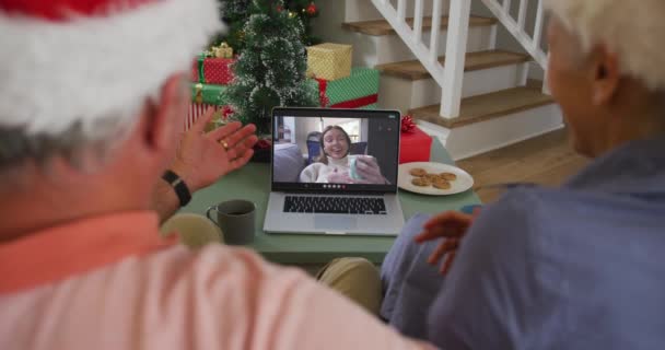 Szczęśliwa Kaukaska Para Seniorów Wideo Rozmowie Dorosłą Córką Boże Narodzenie — Wideo stockowe