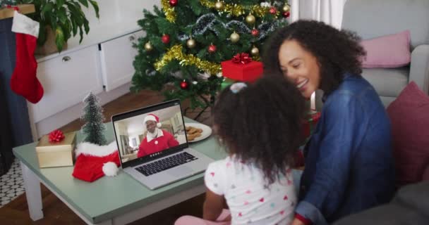 Afrikansk Amerikansk Mor Datter Video Opkald Med Julemanden Claus Ved – Stock-video