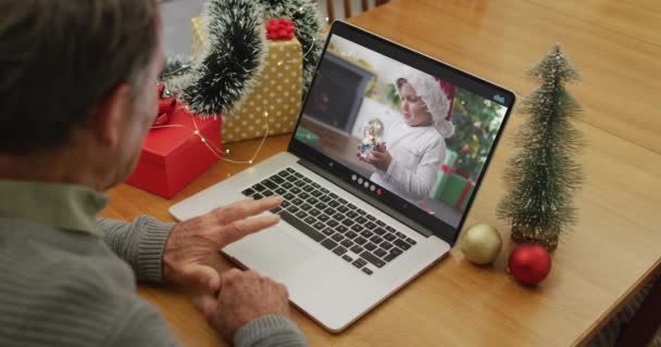 クリスマス時に孫とビデオ通話で幸せな白人シニア男 クリスマスやお祭りや通信技術は — ストック動画