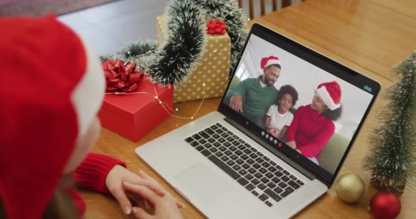 Szczęśliwa Biała Kobieta Wideo Rozmowie Rodziną Czasie Świąt Boże Narodzenie — Wideo stockowe