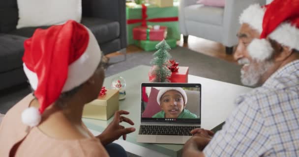 Szczęśliwa Starsza Afrykańska Para Wideo Telefonie Laptopie Wnukiem Boże Narodzenie — Wideo stockowe