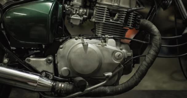 白と赤でメガ販売テキストのアニメーションバイクのエンジン上 ガソリン 燃料供給ビジネスの概念デジタルで生成されたビデオ — ストック動画
