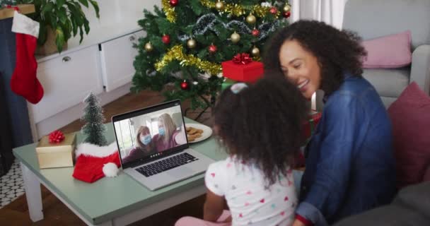 Madre Hija Afroamericanas Videollamada Con Amigas Con Mascarillas Navidad Navidad — Vídeo de stock
