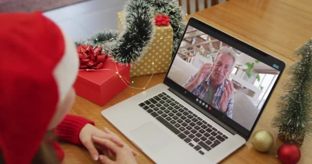 Kaukasische Frau Auf Videotelefonie Mit Großvater Der Weihnachtszeit Weihnachten Fest — Stockvideo