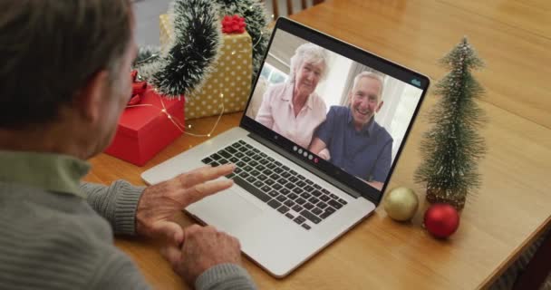 Kaukasisk Senior Man Videosamtal Laptop Med Äldre Vänner Julen Jul — Stockvideo