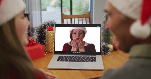 圣诞节期间 快乐的高加索老人和孙女与女性朋友在电视上通话 圣诞节 节日和通信技术 — 图库视频影像