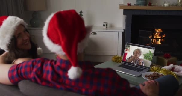 Casal Caucasiano Videochamada Para Laptop Com Uma Amiga Sênior Natal — Vídeo de Stock