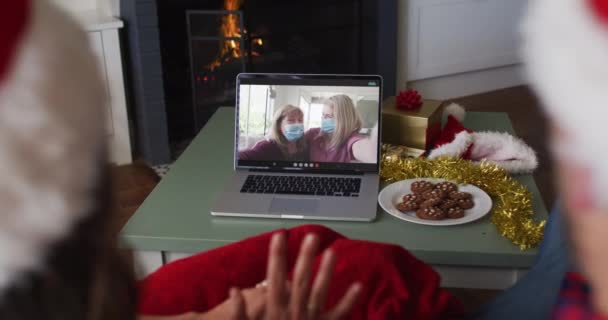 Bělošský Pár Videohovoru Kamarádkami Obličejových Maskách Vánocích Vánoční Slavnostní Komunikační — Stock video