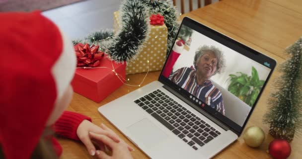 Donna Caucasica Videochiamata Sul Computer Portatile Con Amica Anziana Natale — Video Stock