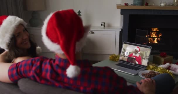 Pareja Caucásica Videollamada Portátil Con Santa Claus Navidad Navidad Festividad — Vídeos de Stock