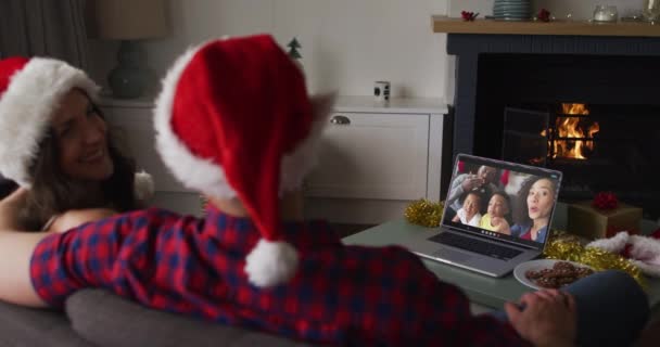 Kaukasisches Paar Auf Videotelefonie Mit Familie Zur Weihnachtszeit Weihnachten Fest — Stockvideo