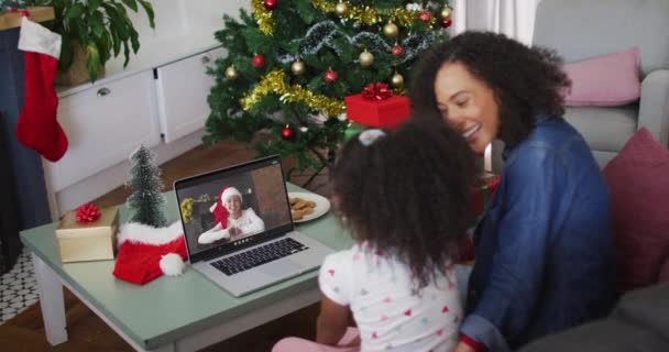 Счастливая Африканская Американская Мать Дочь Видео Звонке Подругой Рождество Рождество — стоковое видео