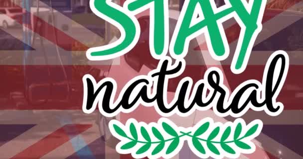 Bądź Naturalny Tekst Nad Flagą Wielkiej Brytanii Ładowania Samochodu Elektrycznego — Wideo stockowe