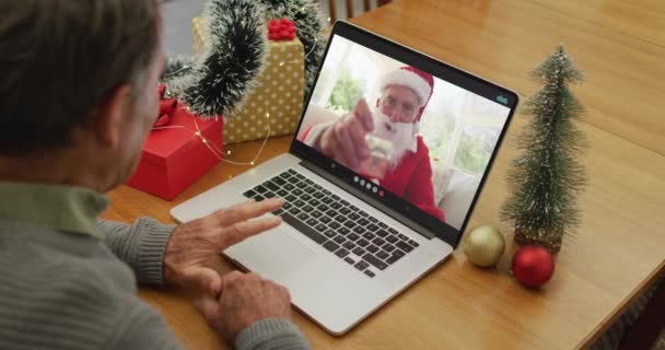 Kaukasischer Senior Auf Videotelefonie Laptop Mit Weihnachtsmann Zur Weihnachtszeit Weihnachten — Stockvideo