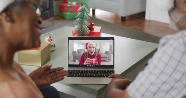在圣诞节期间 一对快乐的资深非洲裔美国夫妇和女友一起在笔记本电脑上进行视频通话 圣诞节 节日和通信技术 — 图库视频影像