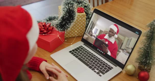 Mulher Caucasiana Fazendo Videochamada Natal Laptop Com Papai Noel Afro — Vídeo de Stock