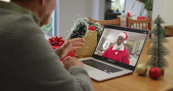 Hombre Mayor Caucásico Que Tiene Videollamada Navidad Ordenador Portátil Con — Vídeo de stock