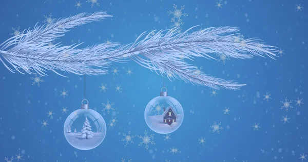 Obrázek Vánočního Stromečku Vánoční Koule Přes Sníh Padající Modré Pozadí — Stock fotografie