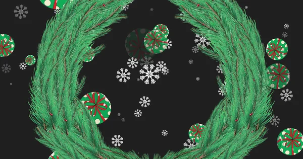 Bild Von Weihnachtskranz Über Schnee Der Auf Schwarzem Hintergrund Fällt — Stockfoto