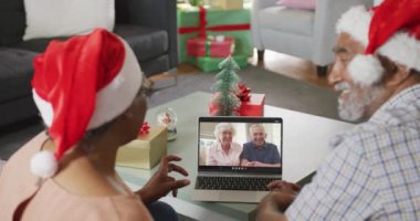 Mutlu Afro-Amerikan kıdemli çifti Noel 'de son sınıf öğrencisiyle görüntülü konuşma yapıyor. Noel, şenlik ve iletişim teknolojisi.