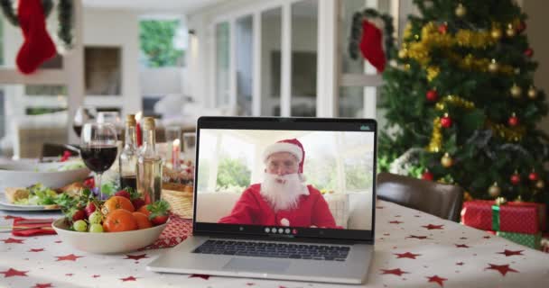 Szczęśliwego Białego Mikołaja Laptopie Leżącego Świątecznym Stole Boże Narodzenie Uroczystość — Wideo stockowe