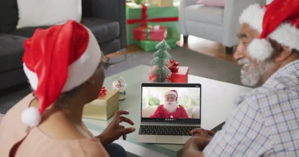 크리스마스 클라우스 노트북으로 비디오 통화하는 아프리카 미국인 크리스마스 — 비디오