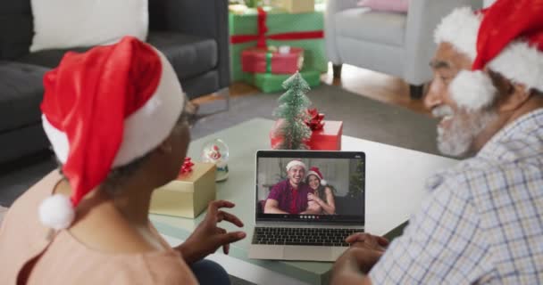 Feliz Casal Africano Sênior Videochamada Laptop Casal Caucasiano Época Natal — Vídeo de Stock