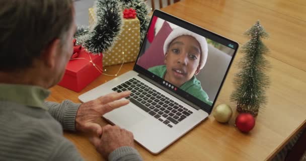 Boldog Kaukázusi Végzős Férfi Videóhíváson Mikulás Sapkás Fiúval Karácsonykor Karácsony — Stock videók