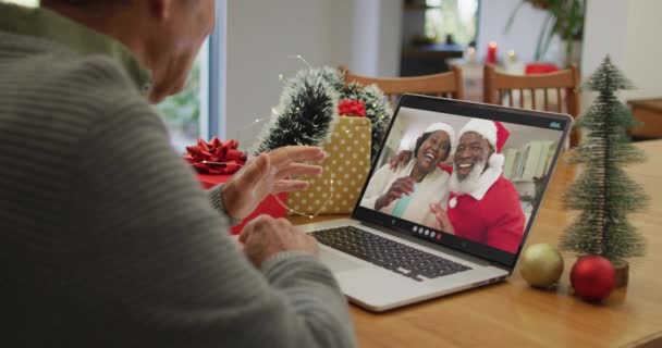 Buon Uomo Anziano Caucasico Videochiamata Con Gli Amici Anziani Natale — Video Stock