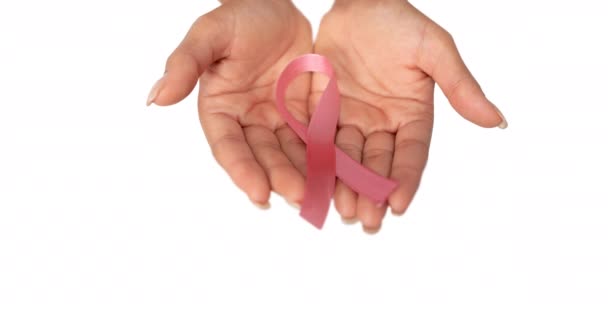 Göğüs Kanseri Kurdeleli Mamogram Metni Pembe Kurdele Tutan Bir Kadının — Stok video