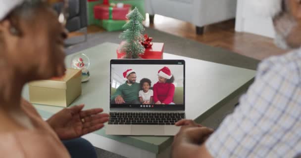 Šťastný Starší Africký Pár Videohovoru Rodinou Vánocích Vánoční Slavnostní Komunikační — Stock video
