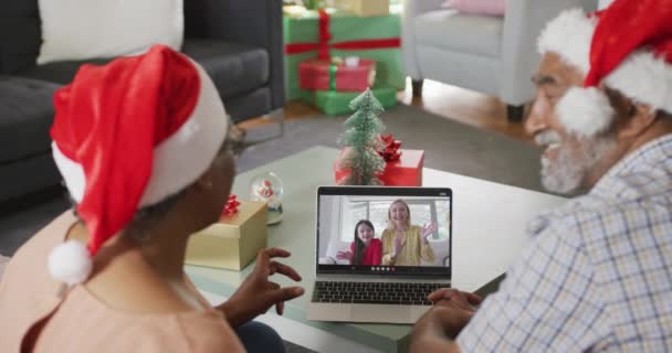 快乐的非洲裔美国老年夫妇在圣诞节与女性朋友和女儿的视频通话 圣诞节 节日和通信技术 — 图库视频影像
