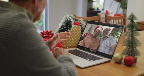 Homem Idoso Caucasiano Videochamada Com Amigos Seniores Época Natal Natal — Vídeo de Stock