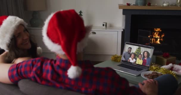 在圣诞节的时候 这对白种人夫妇和家人通过视频通话 圣诞节 节日和通信技术 — 图库视频影像