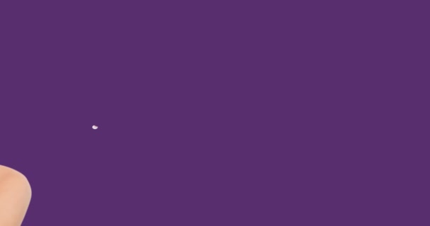 Animación Creer Texto Sobre Sonriente Mujer Birracial Sobre Fondo Púrpura — Vídeo de stock