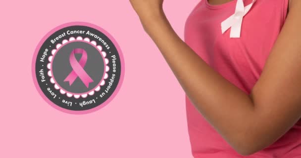 在粉红背景下笑着的非洲裔美国妇女的乳腺癌意识文本的动画 乳腺癌认识运动概念数字化生成的视频 — 图库视频影像