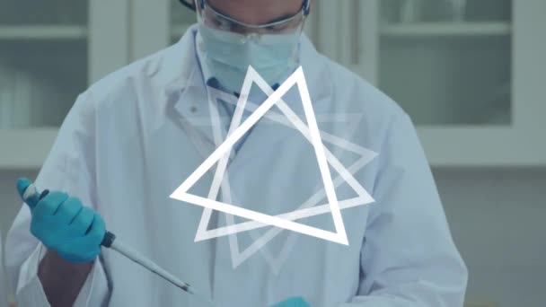 Animation Triangles Blancs Sur Médecin Masculin Travaillant Laboratoire — Video