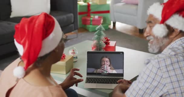 Feliz Casal Afroamericano Sênior Videochamada Para Laptop Com Família Época — Vídeo de Stock