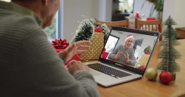 在笔记本电脑上有圣诞节视频通话的白种人老年男子与白种人老年男性朋友 圣诞节 节日和通信技术 — 图库视频影像