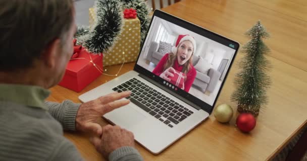 Blanke Senior Man Video Gesprek Met Volwassen Dochter Met Kerst — Stockvideo