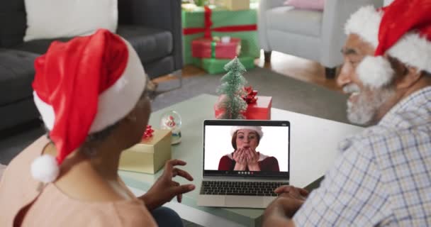 Happy Senior African American Pasangan Pada Panggilan Video Dengan Teman — Stok Video