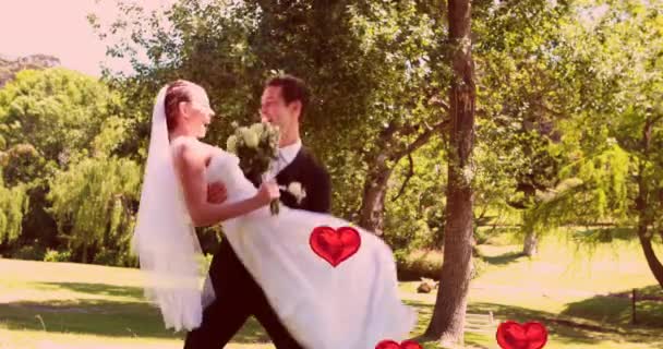 Animation Flera Röda Hjärtballonger Flyter Över Nygifta Par Brudgummen Bär — Stockvideo