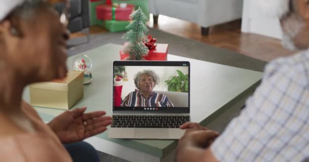 Glad Afrikansk Seniorpar Laptop Videosamtal Med Kvinnlig Vän Vid Jul — Stockvideo