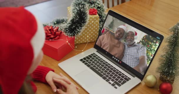 快乐的高加索女人在圣诞节的时候和老夫妇通过视频通话 圣诞节 节日和通信技术 — 图库视频影像